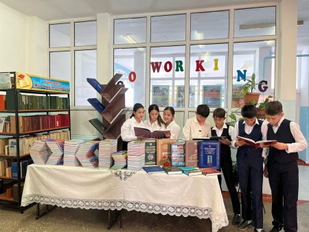 "Үш тілде оқимыз. Читаем на три языках. We read in three languages"